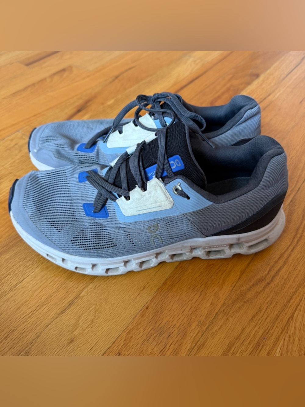ON Running Cloudstratus Men’s Gray Sneakers Size 9